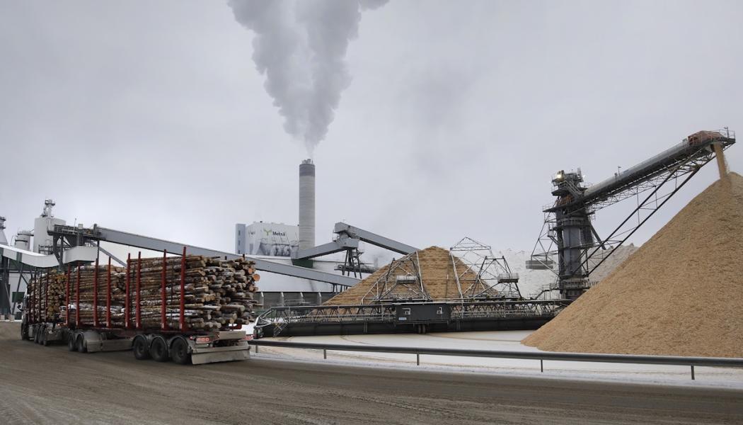 Finländsk skogsindustri och forskningsinstitut ser möjligheter att göra affärer av koldioxidutsläpp från massa- och bioenergianläggningar. Foto: Metsäteollisuusliitto. Kredit: Luke.