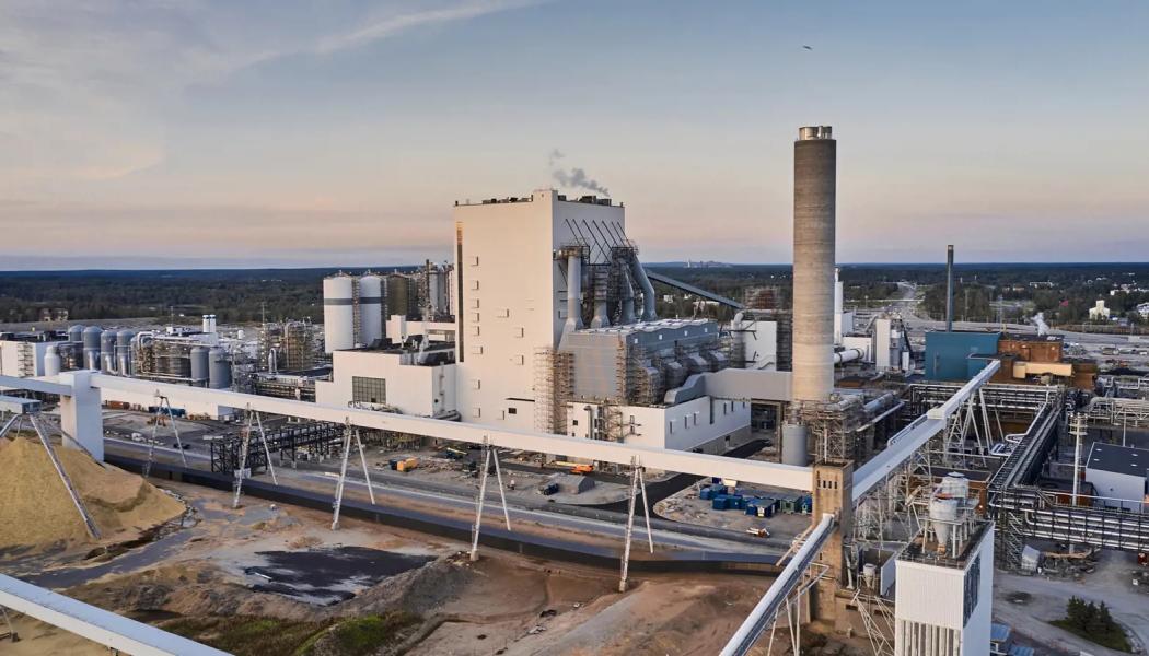 Anläggningen, belägen endast några kilometer från stadskärnan, har väckt både förvåning och diskussion bland Kemis invånare. Foto: Metsä Group