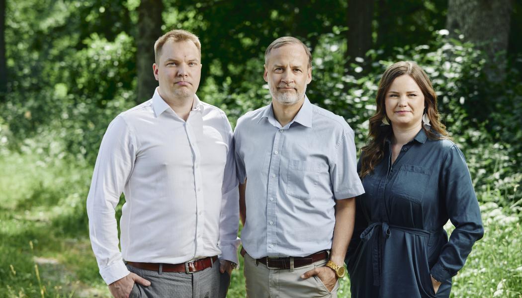 Metsä Springs ledningsgrupp. Fr.v. Erik Kolehmainen, Niklas von Weimarn, Katariina Kemppainen. Foto: Metsä Spring