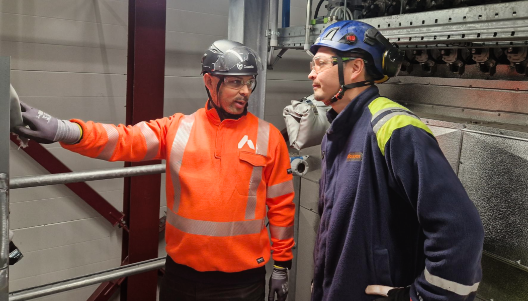 Advens driftingenjör Emmanuel Johansson och Nouryons processoperatör Jerry Johansson jobbar på Nouryon i Kvarntorp som nu ökar sin kapacitet, minskar sin energiförbrukning och då även koldioxidutsläppet som minskar med över 90 procent.