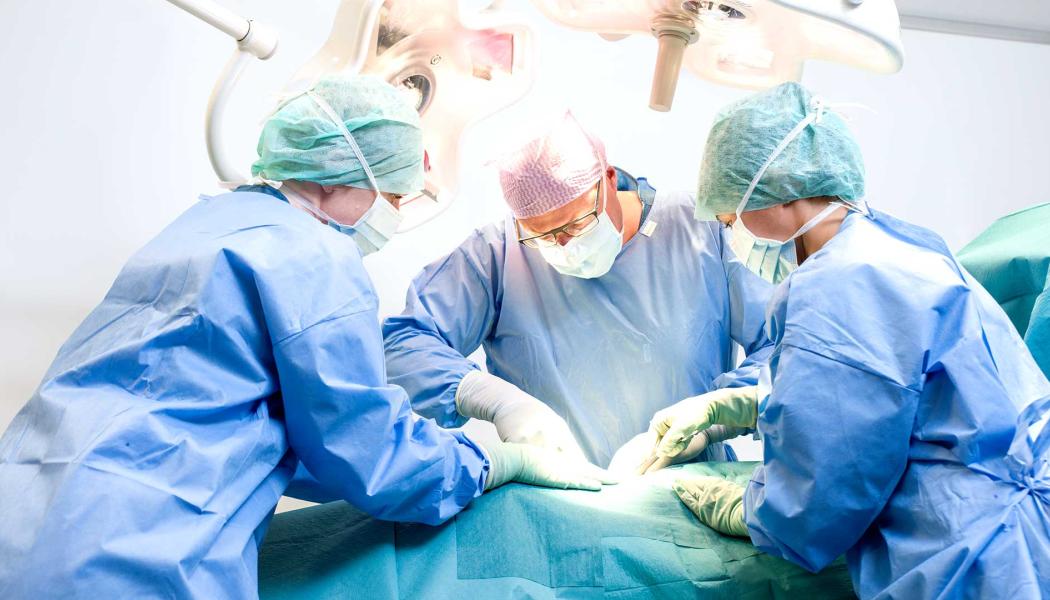 Mölnlycke Health Care är också en stor aktör inom nonwovenbaserad medicinteknik, men har all sin produktion utomlands. I operationssalen används mycket nonwoven i engångsmaterial. Foto: Mölnlycke