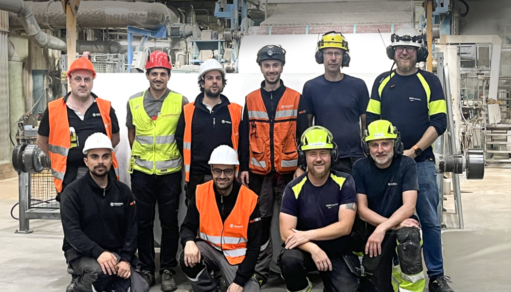 Rexcells och Toscotecs team i Skåpafors bruk, där ombyggda PM1 nyligen startat upp. Foto: Toscotec