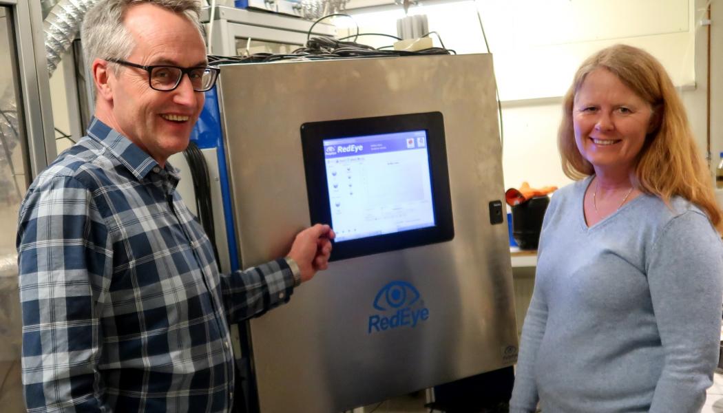 Öjvind Sundvall, PulpEye, och Yvonne Söderström Nordin, RISE Processum, vid den RedEye online analysator som är kopplad till HTL-piloten. Foto: RISE Processum.