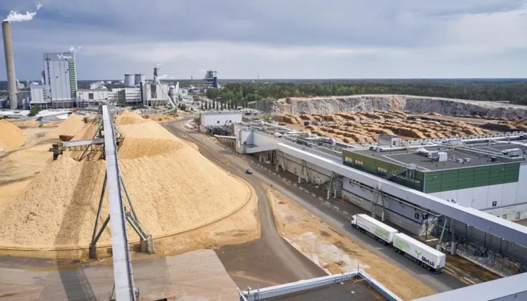 Raumo (på finska Rauma) är en viktig industristad på västkusten av Finland, och där ligger en av Metsä Fibres moderna massafabriker. Raumo massafabrik togs i drift 2021 och är en av världens mest avancerade anläggningar för produktion av barrsulfatmassa. Fabriken är helautomatiserad och digitaliserad i stor utsträckning. Den har en årlig produktionskapacitet på cirka 1,5 miljoner ton barrmassa och är designad för att vara energieffektiv med låg miljöpåverkan. En stor del av den energi som används i produktionen genereras internt som bioenergi från processrester. Metsä Fibre har satsat kraftigt på teknologisk utveckling i Raumo. Fabriken är inte bara en produktionsplats utan även ett exempel på hur framtidens skogsindustri kan se ut, med fokus på cirkulär ekonomi och digital processövervakning. Läget vid Östersjön gör det dessutom logistiskt fördelaktigt med goda exportmöjligheter till Europa och Asien via hamnen i Raumo. Foto: Metsä Fibre








