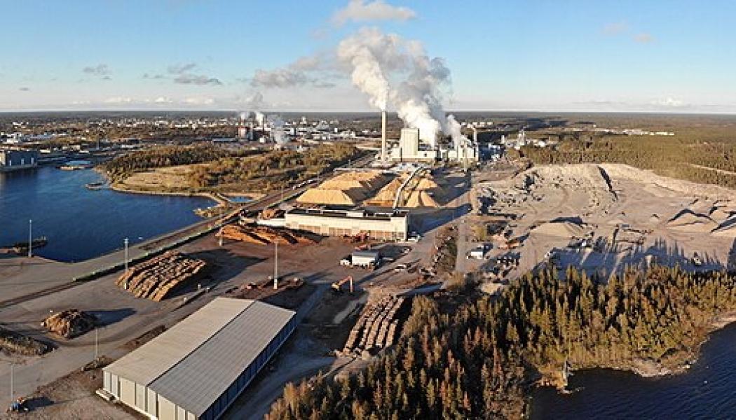 Metsä Fibres massafabrik i Raumo, Finland. Foto: Wikipedia Commons Lic. Kredit: Kallena
