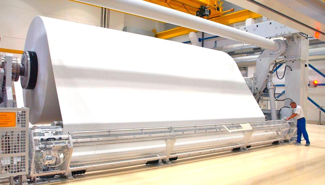 Rullskärning vid tyskt pappersbruk. Foto: Laipa/ Wirtschaftsförderung Land Brandenburg GmbH (WFBB)