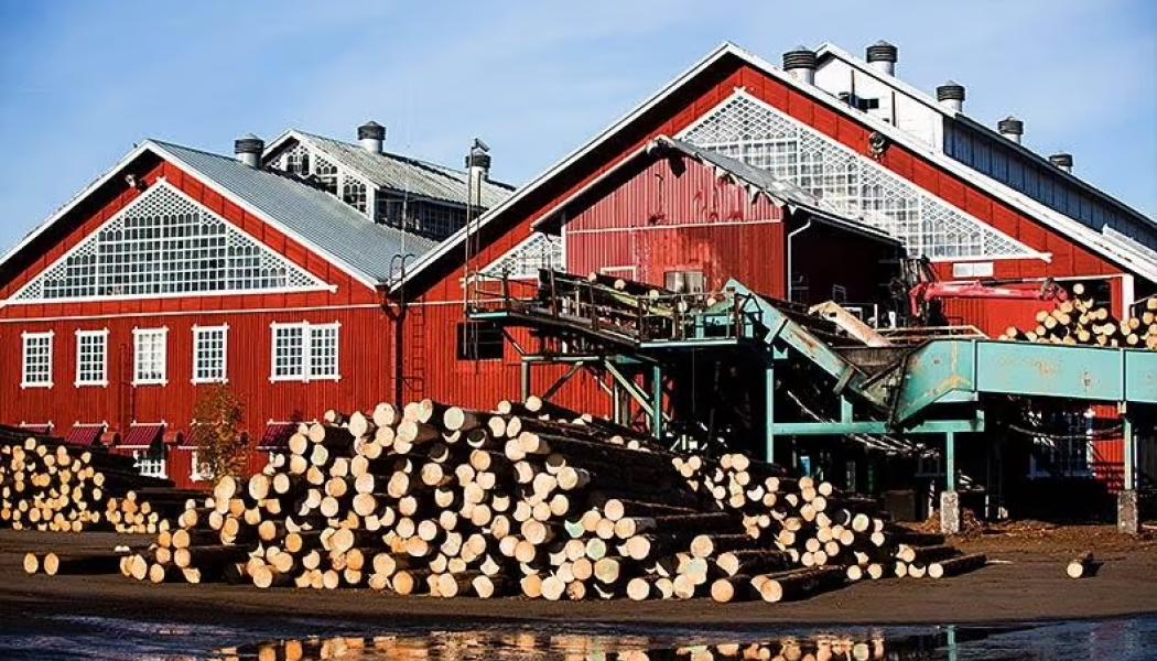 Bildtexter:
Svinhamnens (Pihlava) sågverk i Havs - Björneborg. Planerad utfyllnad genomförs vid Kolmisoppiområdet, där den nya timmersorteraren ska byggas. Foto: Westas

