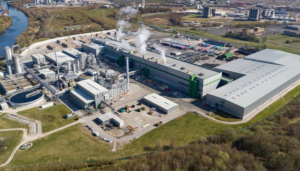 Partington, Greater Manchester. Det här projektet var en del av Saica Papers satsning på att utveckla en av världens mest avancerade fabriker för återvunnet papper i Storbritannien. Denna investering på 290 miljoner pund kommer att använda cirka 400 000 ton 100 % återvunnet papper per år för att tillverka wellpapplådor – tillräckligt med papper för att täcka sträckan mellan Partington och London (316 kilometer) var tredje och en halv timme.