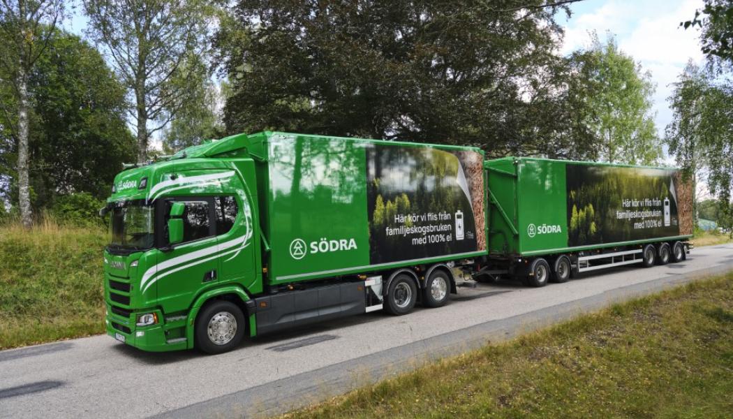 Den eldrivna flisbilen är en Scania 45R med en lastkapacitet på upp till 64 ton och en räckvidd på 25–30 mil per laddning. Foto: Södra 