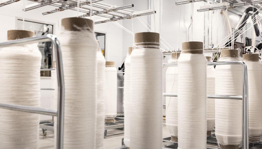 Spinnova är känd för sin innovativa träbaserade textilfiberproduktion och har flera patent på tekniken.  Foto: Spinnova