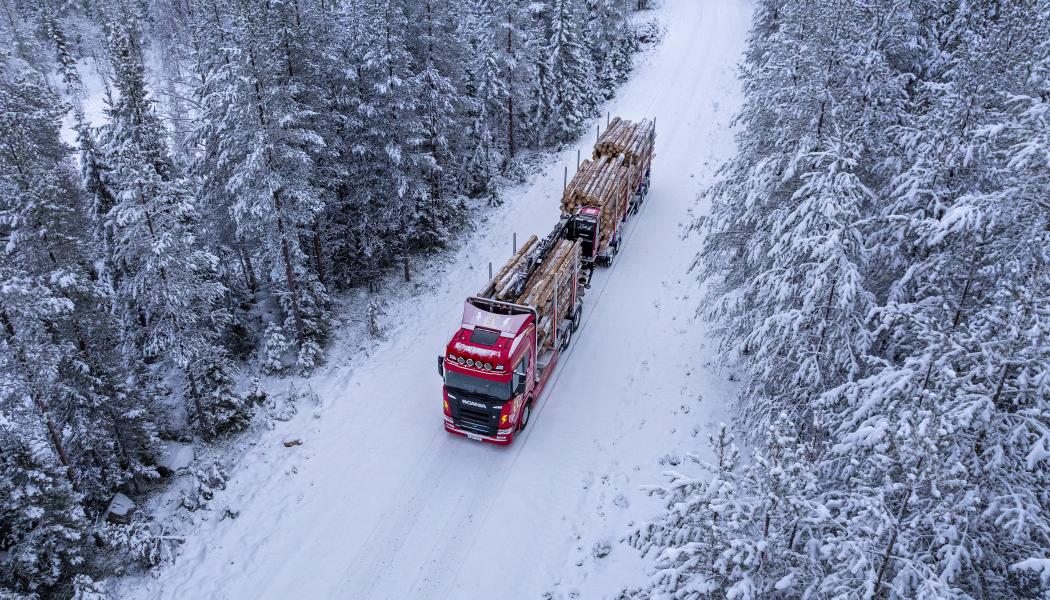 Bilen är verksam i södra Norrbotten och norra Västerbotten, ett område som enligt Sveaskog är präglat av ”längre transportavstånd, glest utbyggd laddinfrastruktur” och ett utmanande klimat under en större del av året, jämfört med de södra delarna av Sverige. Foto: Sveaskog