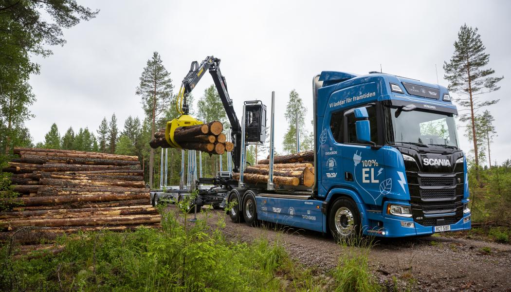 Sveaskog driftsätter ny eldriven rundvirkesbil med kran i skogarna mellan Närke och Värmland. Foto: Sveaskog