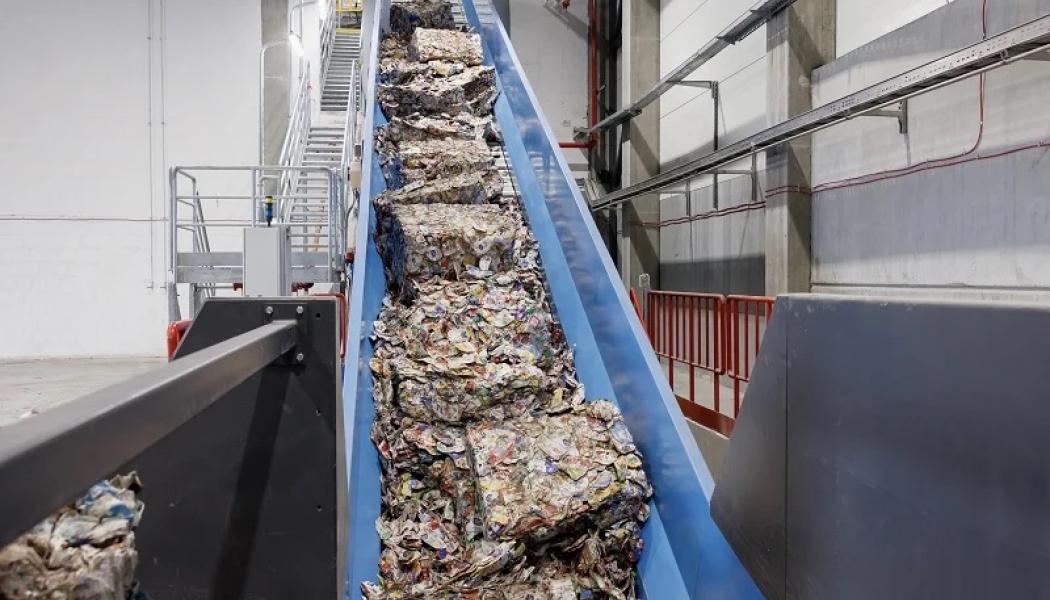 Tetra Pak och Stora Ensos nya återvinningsanläggning för begagnade dryckeskartonger ligger vid den senares Ostroleka-bruk i Polen. Tetra Pak är en leverantör av livsmedelsförädlings- och förpackningslösningar medan Stora Enso är en leverantör av papper och förpackningsprodukter. Foto: Tetra Pack