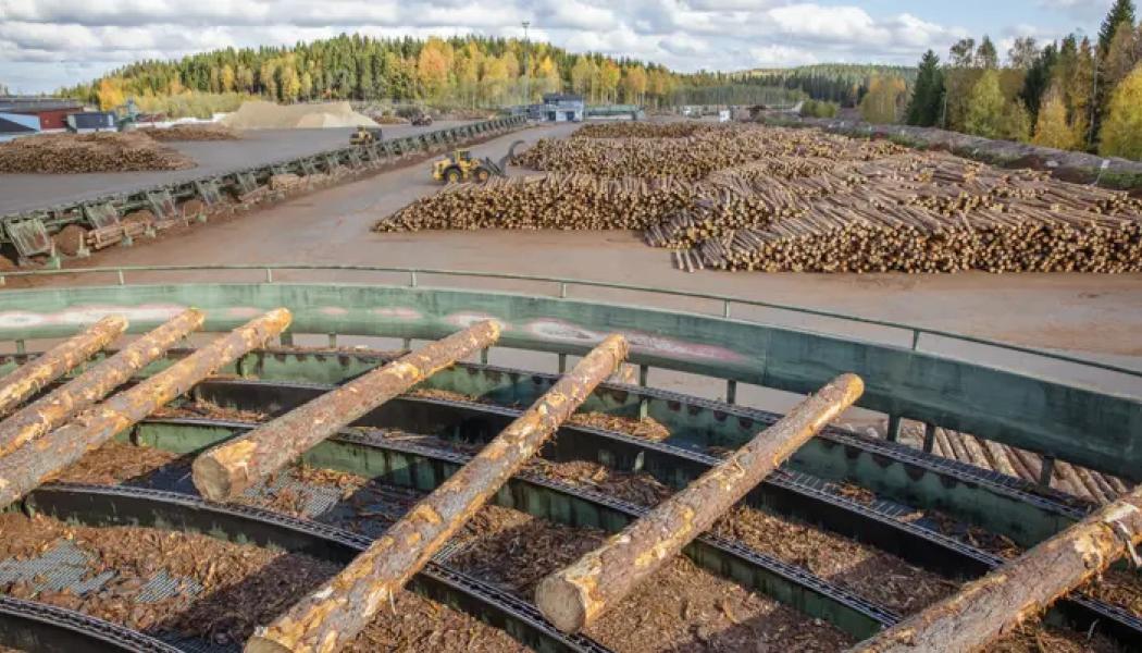 Sågverksverksamheten startade i Korkeakoski år 1960. Såglinjen har moderniserats helt och hållet, och produktionskapaciteten på linjen är hög. År 2013 byggdes ett eget biokraftvärmeverk i anslutning till sågverket. Den senaste förnyelsen är en värmepump år 2023. Foto: UPM Timber