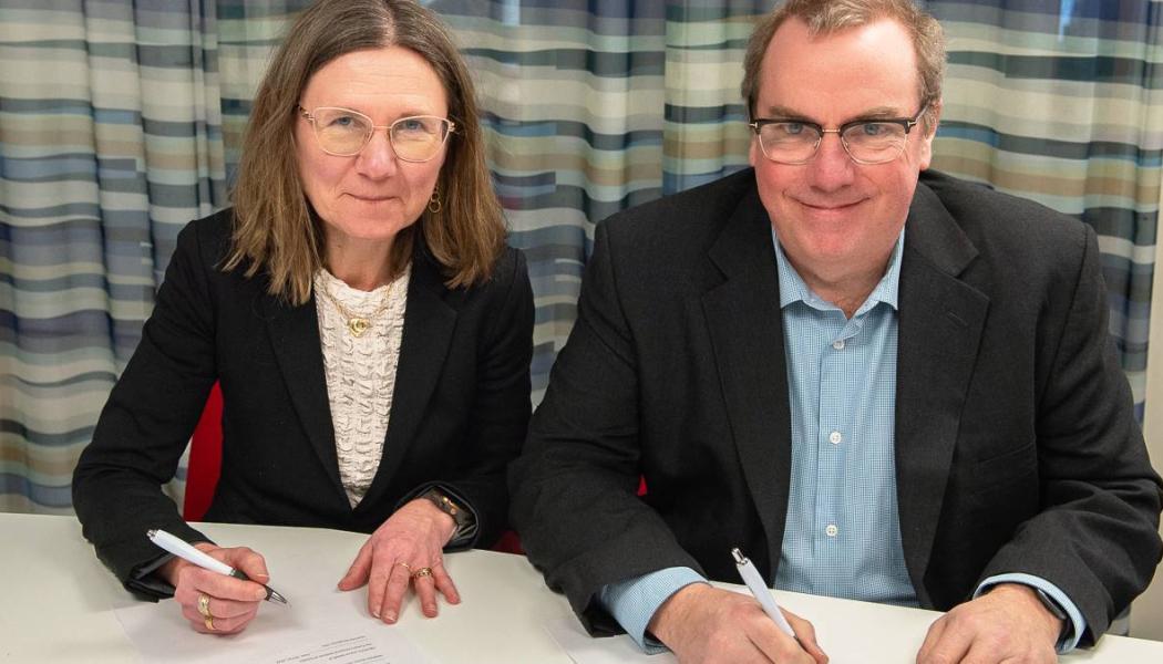 Skogforsks vd, Charlotte Bengtsson, och hennes motsvarighet på FPInnovations, Stéphane Renou, undertecknar det nya avtalet mellan parterna. Foto: Julio Gonzalez, Skogforsk