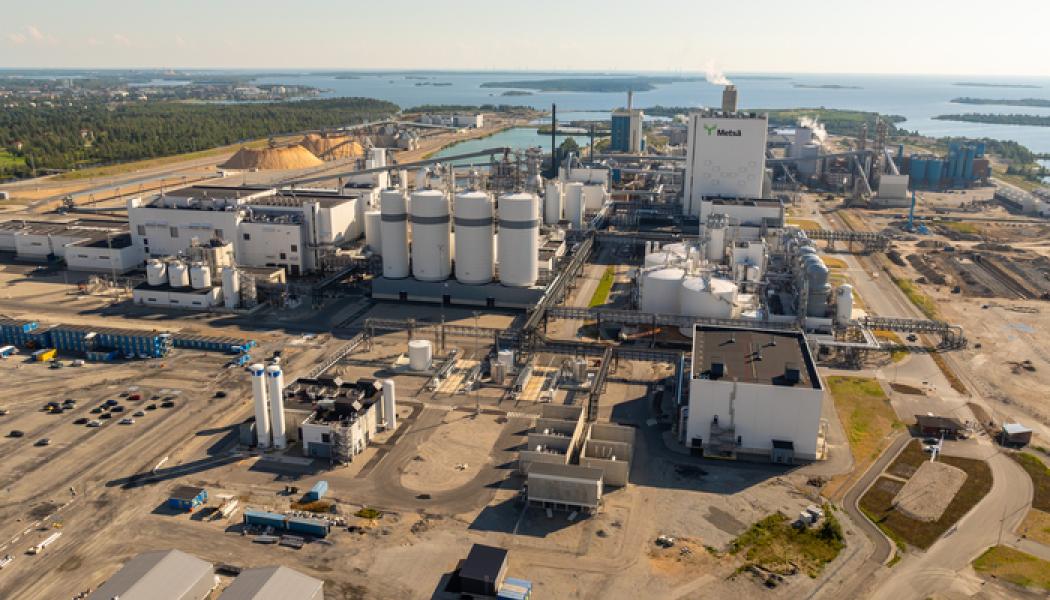 Metsä menar att koldioxiden som genereras av massabruk är en värdefull, till stor del outnyttjad sidoström som skulle kunna fångas upp och användas som råvara för produkter som ersätter fossilbaserade material och bränslen i takt med att tekniken och marknaderna utvecklas. Foto: Valokuvaaja/Metsä Group