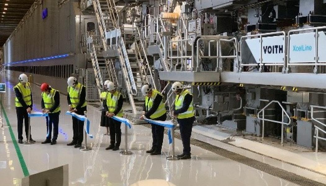 Invigningen av ombyggda PM6. Ombyggnaden möjliggör en produktionskapacitet på 750 000 ton högkvalitativ bestruken nyfiberkartong årligen – ett nytt rekord i Europa. Foto: Voith
 
 