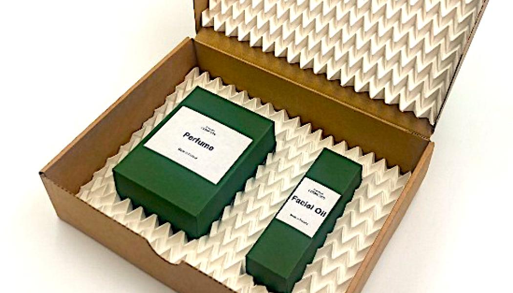 E-handeln växer ständigt, vilket driver på efterfrågan på förpackningsmaterial. FOLD-projektet har genomförts i två faser: först genom att utveckla en maskin för origamivikning av kartong, och nu går projektet vidare till tester med andra material. Foto: VTT