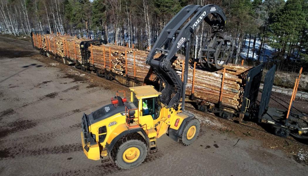 Verksamheten omfattar bland annat omlastning mellan lastbil och järnväg, maskinuthyrning samt drift av terminalytor för lagring av skrymmande material. Foto: Svensk FöretagsFörmedling