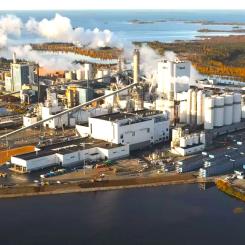 Metsä Groups bioproduktfabrik i finländska Kemi är den mest effektiva träförädlingsanläggningen på norra halvklotet, enligt företaget. Det är den största investeringen i den finska skogsindustrins historia, värd 2,02 miljarder euro. Den miljö-, energi- och materialeffektiva fabriken fungerar helt utan fossila bränslen. Foto: Metsä Group
