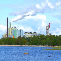 Stora Ensos massa- och pappersbruk i Veitsiluoto, Kemi, Finland. Foto: Wikipedia Common Lic. Kredit: Estormiz