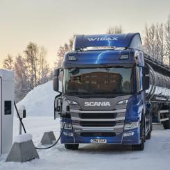 Wibax fordonsflotta består numera också av en ellastbil som klarar en totalvikt på 64 ton. Den går i trafik i Piteå med omnejd.