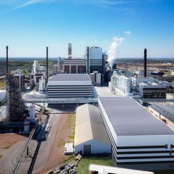 Södra Skogsägarna har publicerat en 3D-renderad skiss på hur den nya ligninfabriken kan komma att se ut på Södras kombinat i Mönsterås. Sedan lanseringen i juni 2024 har Södra Cell Mönsterås handlat upp merparten av maskinutrustningen och påbörjat markundersökning vid det planerade byggområdet.
Foto: Södra
