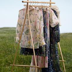 Kollektionen består av klänningar, toppar, byxor, shorts, kjolar, blusar och accessoarer med unika handritade blomstermönster. Foto: Södra