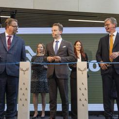Demoanläggningen invigdes av Finlands vetenskaps- och kulturminister Petri Honkonen, Metsä Groups vd och koncernchef Ilkka Hämälä och Valmets vd Pasi Laine. Foto: Metsä