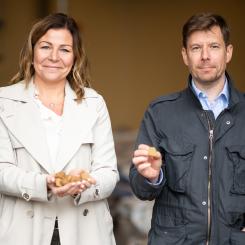 Paper Province vd Sandra Sundbäck och vice vd Paul Nemes, som nu fördjupar samarbetet med Dalarna och Gävleborg. Foto: Solsta Foto