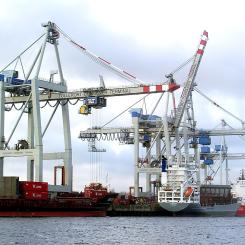 Hamnen i Hamburg är en av de hamnar som drabbats av strejkerna. Foto: © Raimond Spekking/Wikimedia Commons