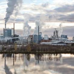 Metsä Boards Kemi-fabrik är världens ledande tillverkare av högkvalitativa vita kraftliners. Produkterna används som ytskikt i konsument- och butiksförpackningar av märkesvaror - såsom hushållsapparater och elektronik, drycker, livsmedel och frukt och grönsaker - samt hyllfärdiga wellpappförpackningar. Foto: Metsä Board