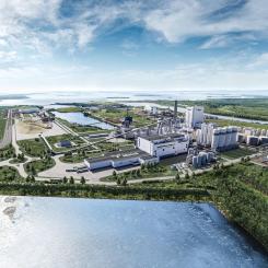 Den nya bioproduktfabriken i Kemi är världsledande inom material-, miljö- och energieffektivitet, och ses som den effektivaste träförädlingsanläggningen på norra halvklotet. Foto: Metsä Fibre