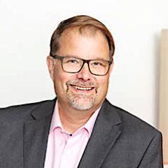 Ari Viinikkala, vd, DS Smith, Finland säger: Föreningen gör en betydelsefull insats för att hjälpa ukrainare. Genom att skänka kartonglådor som passar för transport kan DS Smith bidra med det vi kan bäst – förpackningar. Foto: DS Smith Finland