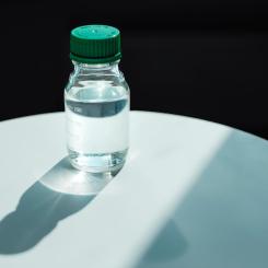 Det förnybara råmaterialet Neste RE består av rena kolväten som framställs av biobaserade råvaror. Det kan användas som en drop-in-lösning för att ersätta fossila råvaror vid produktion av polymerer och kemikalier. Foto: Neste

 