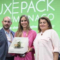 Arnaud Amouroux, vice vd för skönhet och hälsa på Amcor, och Lara Alemany, produktlinjechef för skönhet och hälsa, tar emot priset från Nadine Serfaty från Infinity Global vid Luxe Pack i Monaco. Foto: Amcor