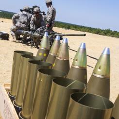 Halvfixerad ammunition för M119-haubitsen, med drivmedelshylsorna och projektilerna åtskilda. Foto: Wikipedia Common, kredit: Sgt. Mark Olsen -