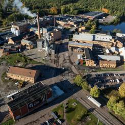 I Grycksbo, Falu kommun, ligger ett av Arctic Papers tre pappersbruk. Här tillverkas bestruket grafiskt papper. Produktionskapaciteten ligger på cirka 220 000 ton per år och antalet anställda är närmare 340 personer. Foto: Arctic Paper