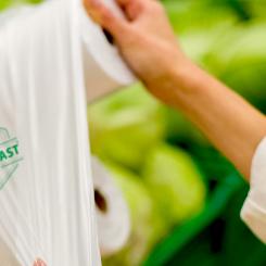 APIOPLAST® TPS är en funktionell bioplast baserad på naturlig kassava. Materialet har utvecklats för att bidra till en mer hållbar plastanvändning genom att kombinera hög andel biobaserat innehåll med snabb biologisk nedbrytning. Samtidigt erbjuder det ett kostnadseffektivt alternativ jämfört med många andra biologiskt nedbrytbara polymerer.
TAPIOPLAST® TPS (registreringsnummer 7W0435) har certifierats enligt standarden DIN EN 13432:2000-12 och ISO 17088:2012 av den tyska certifieringsorganisationen DIN CERTCO. Foto: SMS Corporation