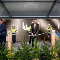 Bruket invigdes av Finlands president Alexander Stubb, styrelseordföranden för Metsäliitto Osuuskunta Jussi Linnaranta och Metsä Groups vd och koncernchef Ilkka Hämälä. Foto: Nina Susi/Metsä Group