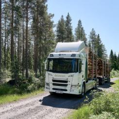 Foto: Robert Östholm, SCA, och Dan Boman med Copyright Scania CV AB