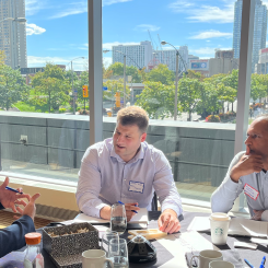 Svenska startupen Fibu pitchar för kanadensiska West Fraser under innovationsdagarna i Toronto. Foto: Paper Province