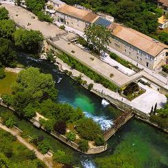 Flera pappersbruk i Frankrike har lagts ned sedan 2024, vilket påverkar både sysselsättning och regional industri. Bilden visar ett bruk i Vallis Clausa, som fortfarande producerar. Foto: Vallis Clausa