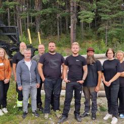 Gruppbild. Utbildningen omfattar 22 veckor med både teoretiska och praktiska moment, som exempelvis simulatorkörning och maskinkörning. Foto: Anna Bylund/SCA