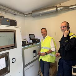 Bild från installationen hos Waggeryd Cell, t.v. Mantex vd Gustav Melin, tillsammans med Johan Krohn från Waggeryd Cell. Foto: Mantex