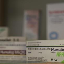 RFID är en av de snabbast växande teknikerna på marknaden för läkemedels- och kosmetikaförpackningar mot förfalskning. Tillväxten tillskrivs funktioner som spårbarhet på artikelnivå, verifiering i realtid och högkvalitativa data i komplexa leveranskedjor. Jämfört med streckkoder eller QR-koder kan RFID-taggar skannas utan att det krävs siktlinje och i bulk.