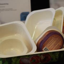 Förutom äggkartonger används formgjuten fibermassa ofta till engångsartiklar i livsmedelsbranschen där det ersätter plast.