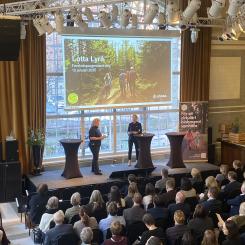 Lotta Lyrå, t.v., vd på Södra, och t.h. Viveka Beckeman, vd på Skogsindustrierna. Foto: Simon Matthis