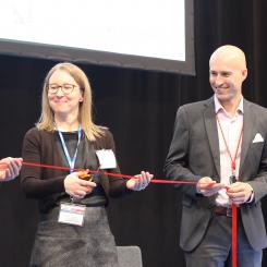 Bandklippning. Mässgeneralen Markus Bergström, t.h, klipper banden till PulpPaper 2022. Foto: Simon Matthis