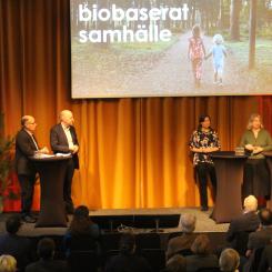 Finansiärer av skogsforskning frågades ut på seminariet av fr. v. Torgny Persson, Skogsindustrierna och t.h. Mikael Hannus, Stora Enso. Längst till höger, Anna Jöborn, Mistra, och Klara Helstad, Energimyndigheten. Foto: Simon Matthis